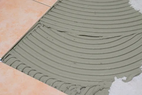 Rekonstrukce bytů a koupelen – Damián, Pokládka dlažby